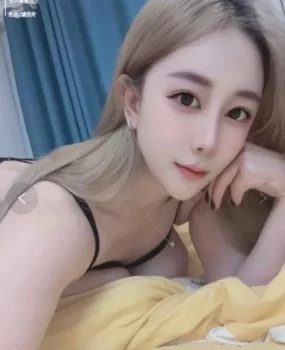 绝绝子巨乳美女