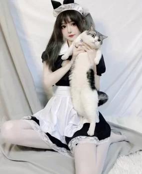 在宠物店工作的00后白丝女仆装被插得冒白浆