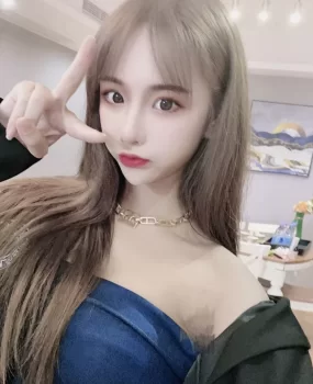 又嫩有水又漂亮 娇滴滴的长腿女生